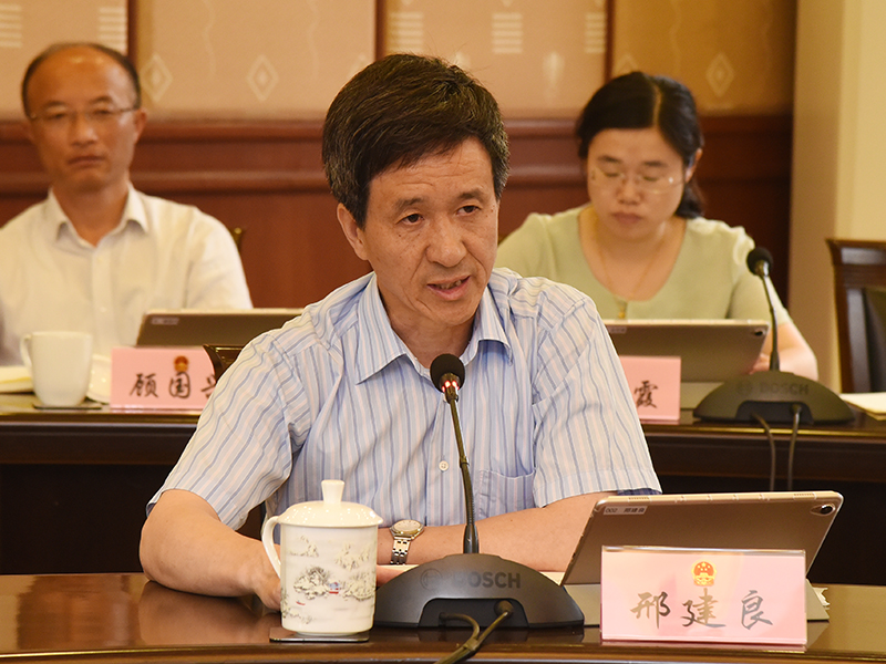 崇明法院党组书记,院长朱丹向崇明区人大常委会主任会议