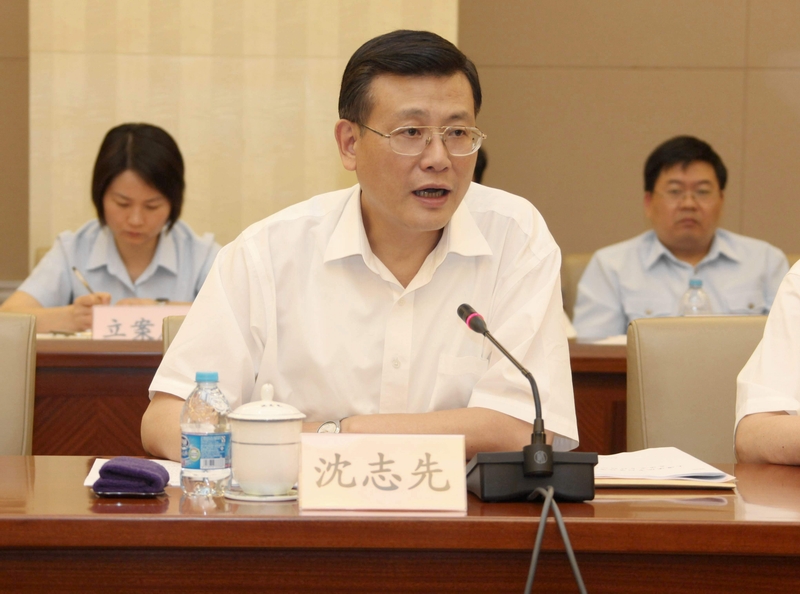 副院长沈志先作主题报告,高院审委会专职委员,审管办主任赵旭明发言